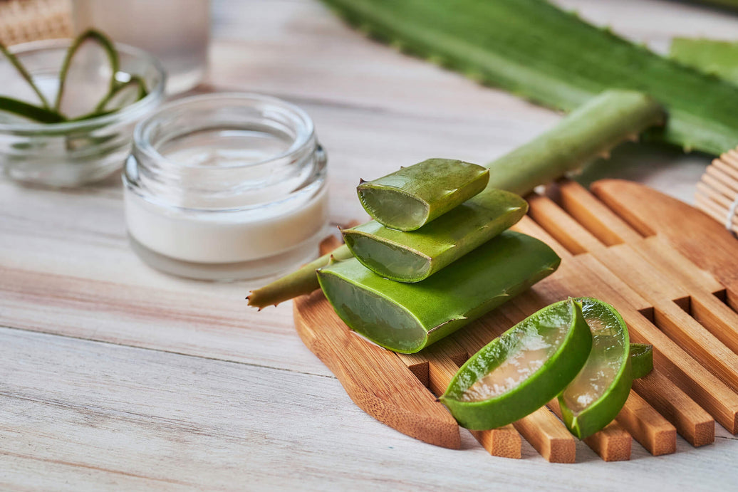 Ingredientes naturais que protegem a pele dos pequenos: Manteiga de Karité, Óleo de Amêndoas, Camomila e Aloe Vera